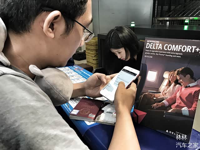 焦急地黄Sir用手机重新填写表格